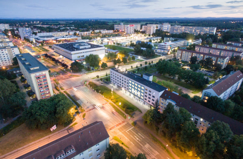Luftaufnahme der Neustadt bei Dämmerung