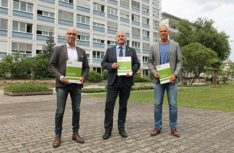 Die Geschäftsführer der VBH und des Klinikums Hoyerswerda mit Oberbürgermeister Herrn Ruban Zeh vorm Klinikum Hoyerswerda