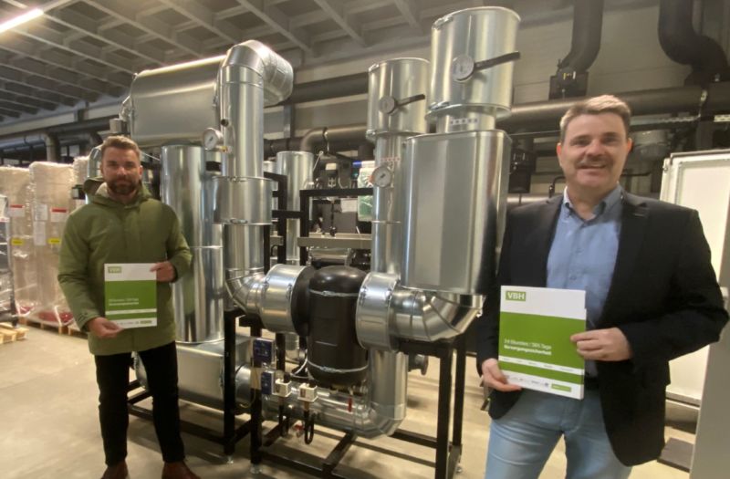 Steven Knobel Leiter Vertrieb der VBH und Olaf Besser Prokurist bei YADOS am neuen Blockheizkraftwerk Prüfplatz