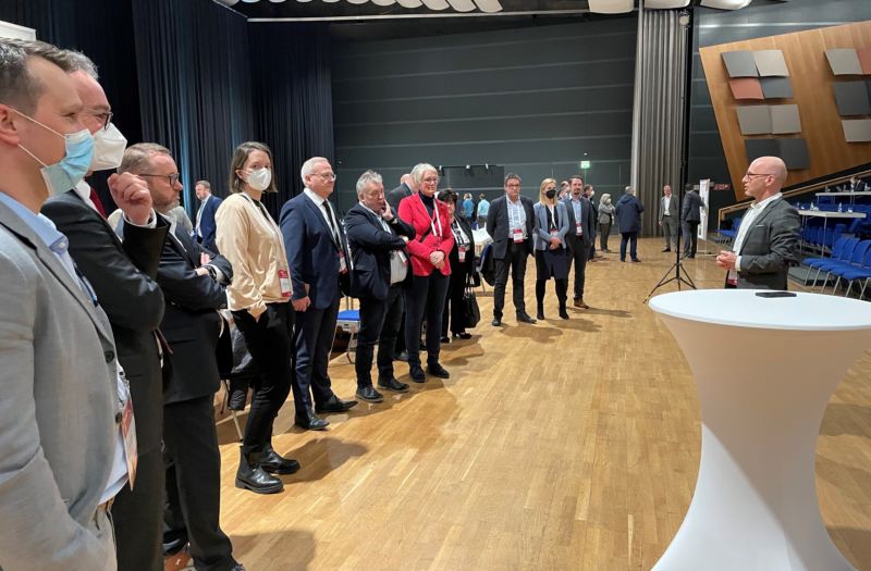 Der Geschäftsführer der VBH hält eine Rede auf der Infrastrukturkonferenz Cottbus