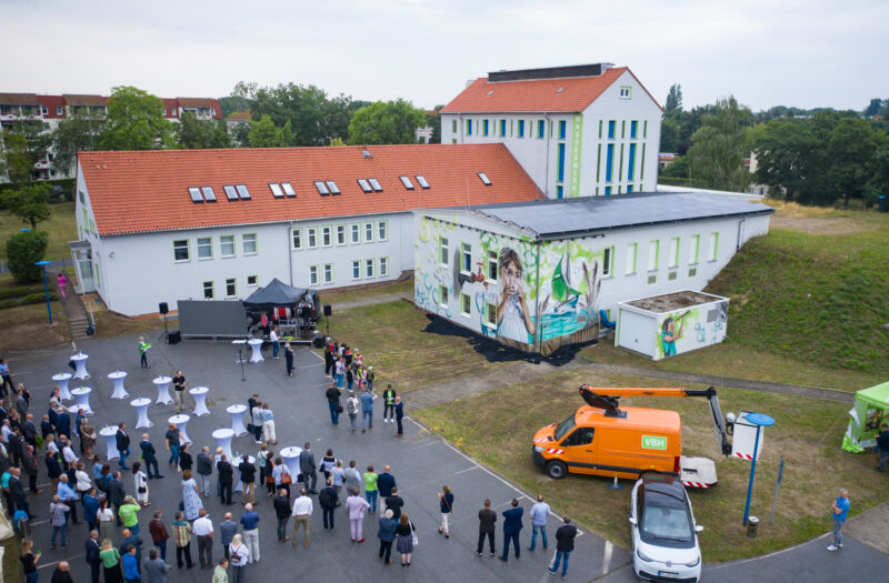 Luftaufnahme des Wasserwerks Zeißig zur dreißig Jahrfeier VBH und Einweihung des Wasserwerks mit vielen Gästen