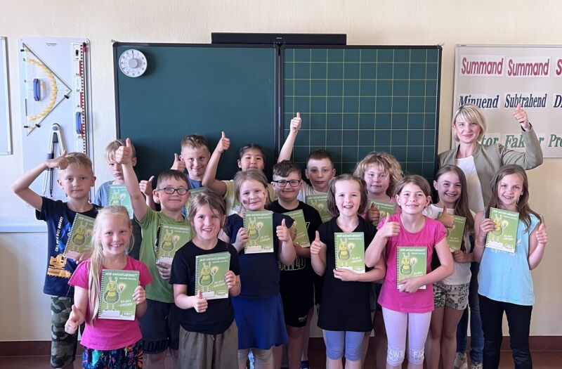 strahlende Drittklässler mit ihren neuen Hausaufgabenheften