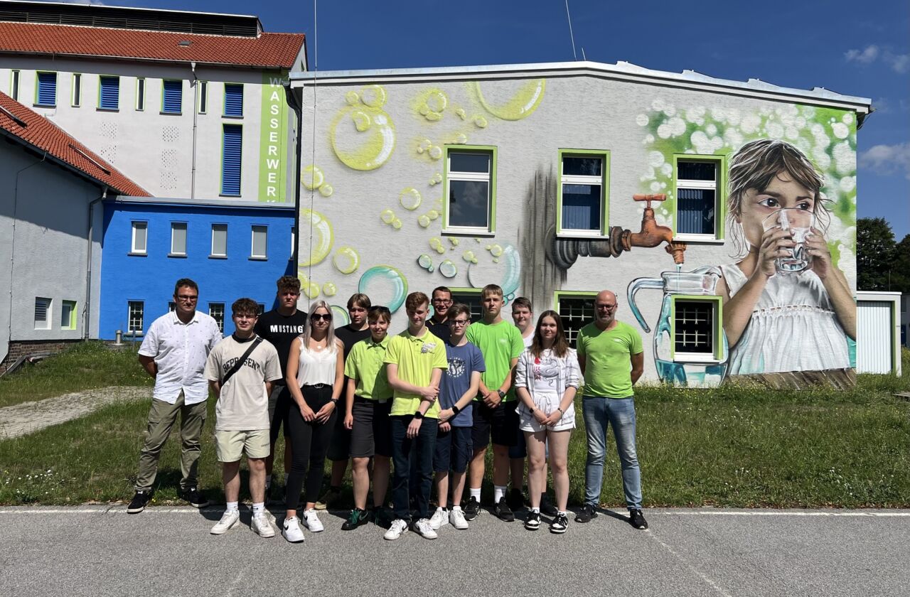 Gruppenfoto der neuen Azubis von 2023 vor dem Wasserwerk Zeißig.