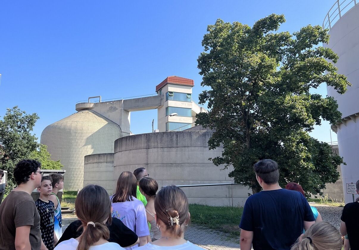 Das Bild zeigt Oberschüler auf einer Exkursion in der Kläranlage Bergen.