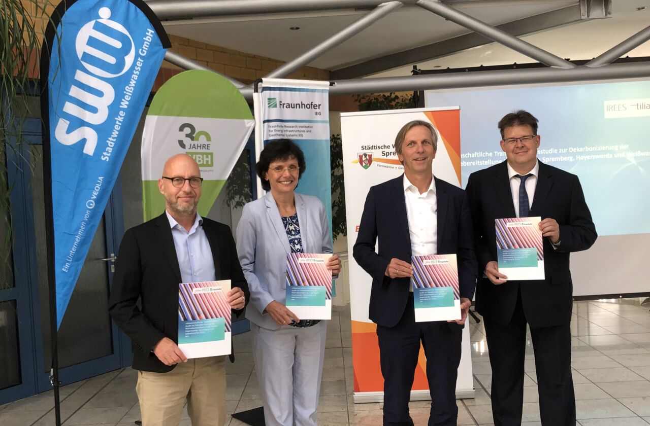 Das Bild zeigt Vertreter der VBH Hoyerswerda GmbH, der Stadtwerke Weißwasser GmbH, der Städtische Werke Spremberg GmbH und des Frauenhoferinstitutes.