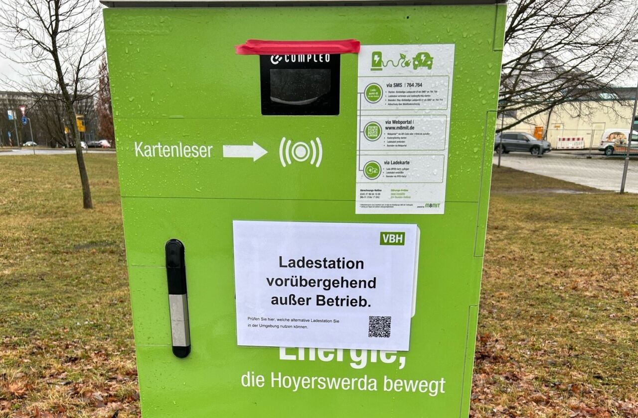 Das Bild zeigt eine VBH-Ladesäule mit einem "Ladestation vorübergehend außer Betrieb." Schild.