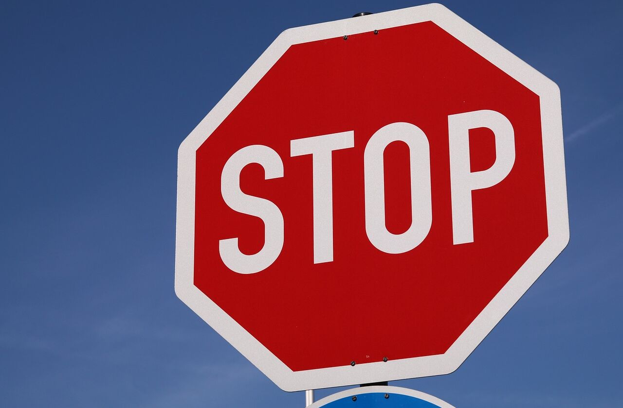 Das Bild zeigt ein Stoppschild.