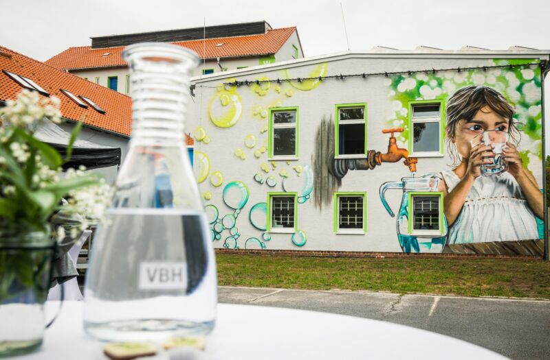 In dem Bild ist VBH-Trinkwasser im Vordergrund und das Wasserwerk Zeißig im Hintergrund zu sehen.