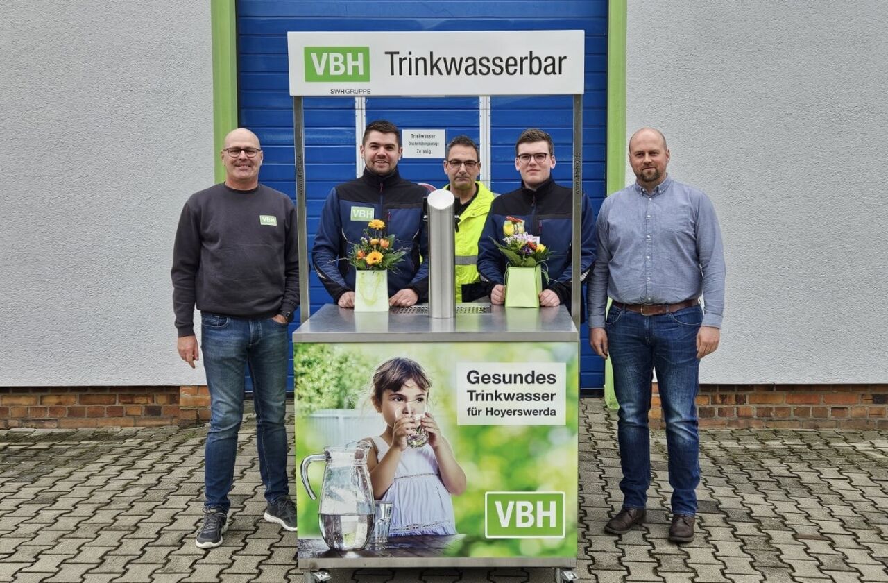 Auf dem Bild wird Dominik Winter und Jason Krahl zum erfolgreichen Abschluss ihrer Ausbildung gratuliert und zu ihrer Übernahme in das VBH-Team.