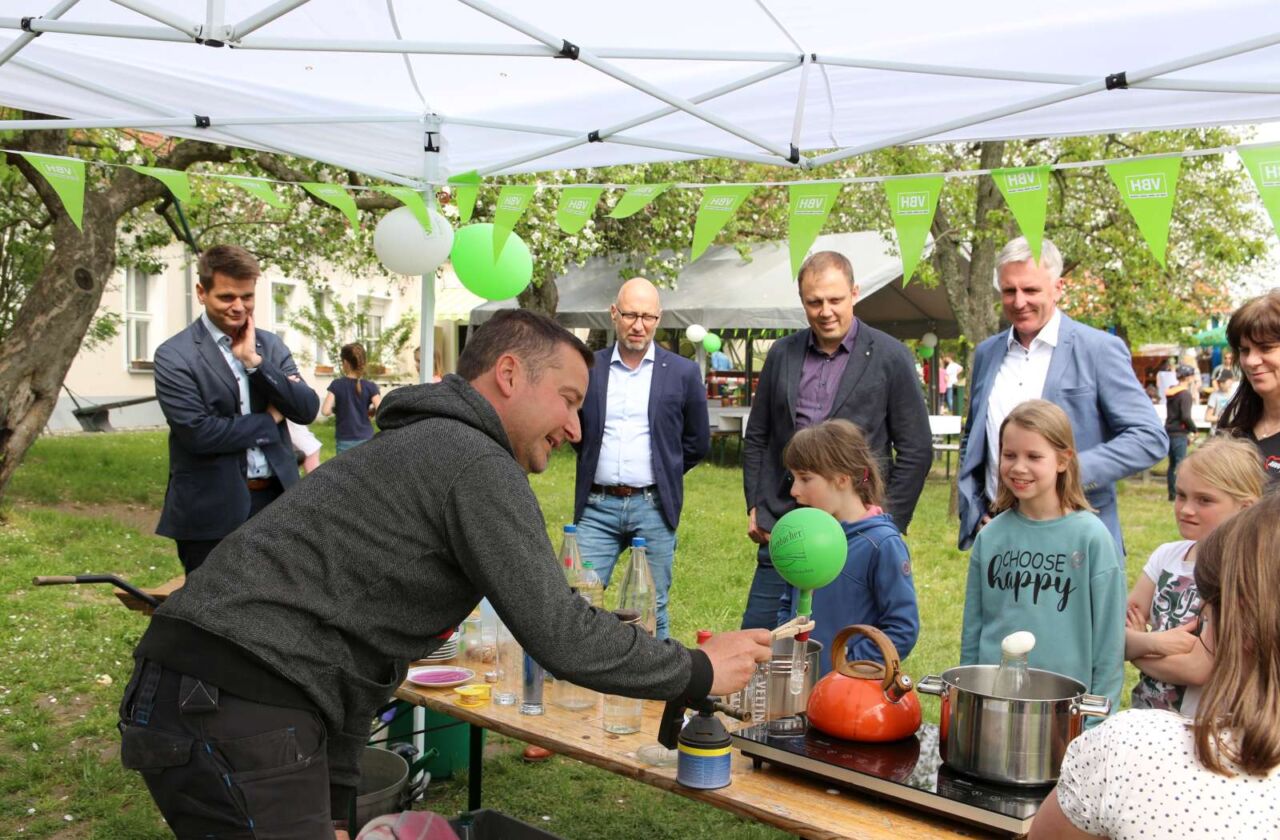 Kinder am Experimentierstand auf der Kinder- und Jugendfarm in Hoyerswerda