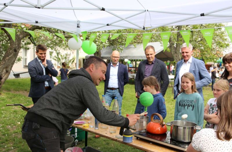 Kinder am Experimentierstand auf der Kinder- und Jugendfarm in Hoyerswerda