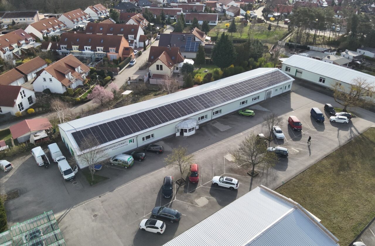 PV-Anlage auf einem Gebäude der Wohnungsgesellschaft mbH Hoyerswerda (WH)