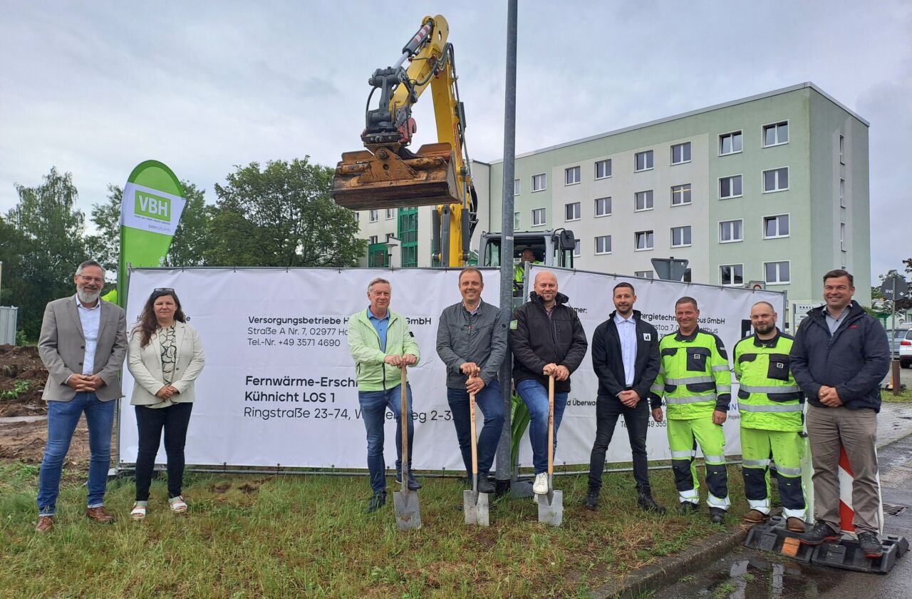 Foto zum Baustart zur Fernwärmeerschließung in Kühnicht. Zu sehen ist die Baustelle. Anwesend waren Hoyerswerdas Bürgermeister Mirko Pink, Thomas Bleier, SWH-Geschäftsführer, Jan Schulze, Technischer Leiter und Prokurist bei VBH, Uwe Blazejczyk, Vorsitzender des VBH-Aufsichtsrates, Doreen Schwietzer, Mitglied des VBH-Aufsichtsrates sowie Paul Walloßek, Projektleiter des Auftragnehmers DF Energietechnik Cottbus GmbH und Daniel Olbrich, Bauleiter der Tiefbaufirma STB See aus Niesky.