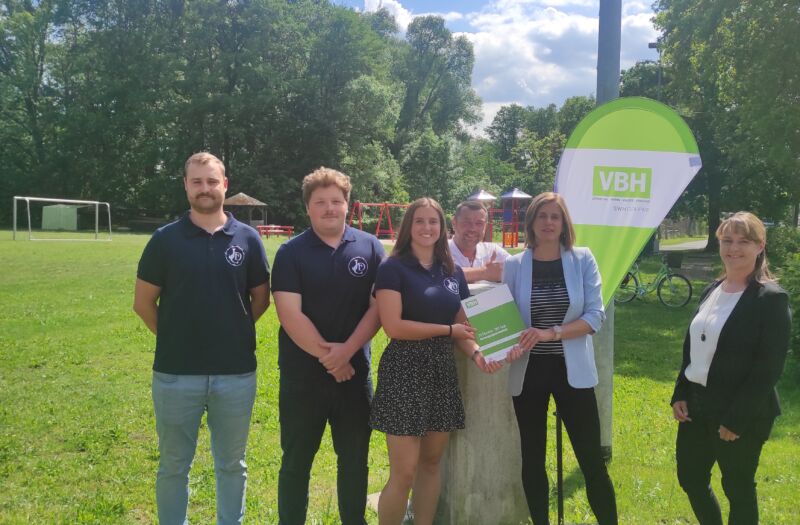 Übergabe des Sponsoringvertrages für die Stromversorgung des Dorfplatzes Dörgenhausen durch die VBH-Prokuristin Dana Borkmann, auf dem Dorfplatz