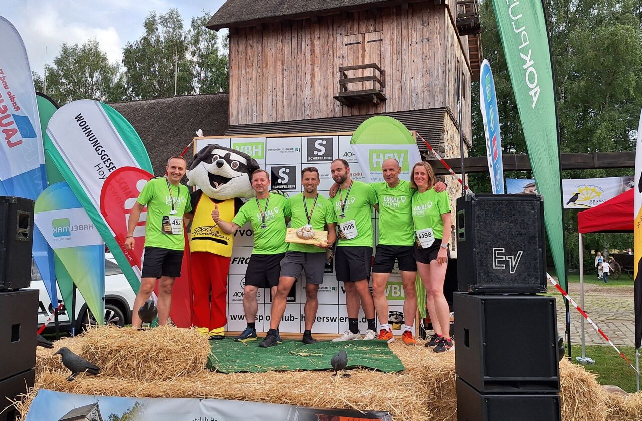 Siegerehrung des 5.-SC-Krabat-Firmenlauf bei der Krabat-Mühle. Auf dem Bild das VBH-Team, welches den achten Platz erreichte