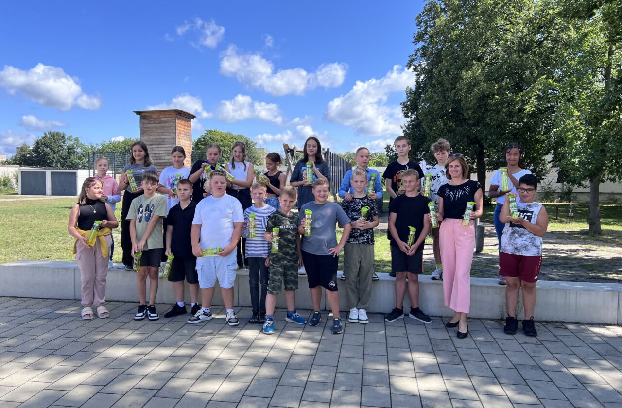 Klassenfoto einer fünften Klasse der Oberschule in der Claus-von-Stauffenberg-Straße in Hoyerswerda bei der VBH-Trinkflaschenübergabe.