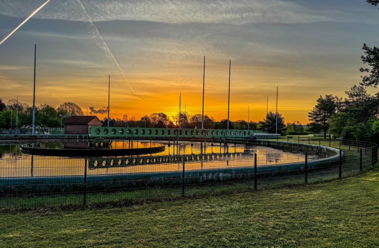 Klärbecken der Kläranlage Berge bei Sonnenuntergang