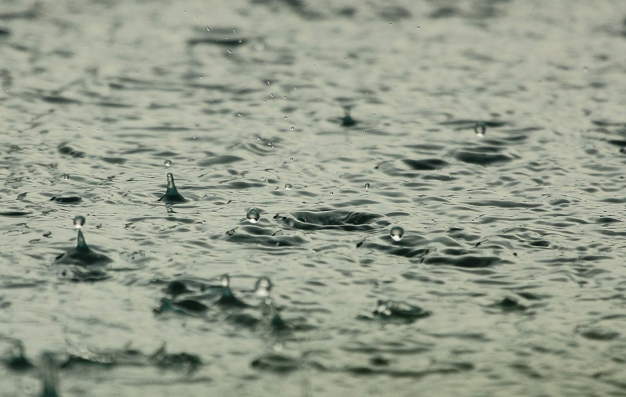 Wasserfläche mit Regentropfen