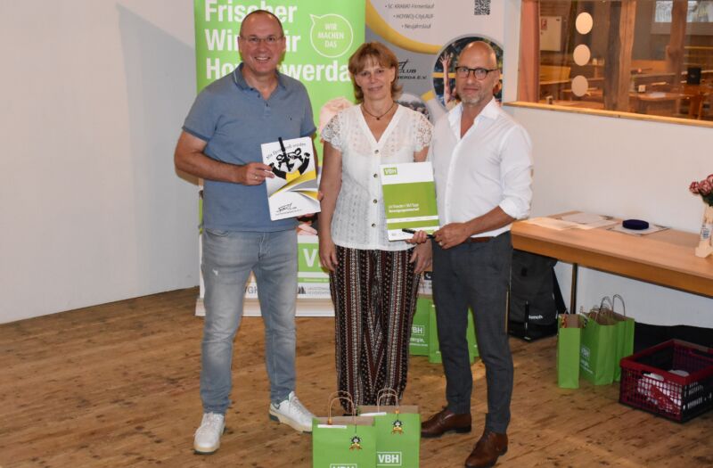 Die Geschäftsführer der Wohnungsgesellschaft Hoyerswerda und der Versorgungsbetriebe Hoyerswerda übergeben Daniela Fünfstück der Geschäftsführerin des Sportclubs Hoyerswerda den neuen Sponsoringvertrag