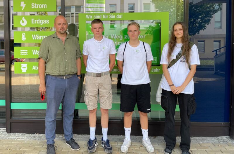 Jan Schulze, Technischer Leiter, gemeinsam mit den drei neuen Auszubildenden des Ausbildungsjahres 2024/2025 vor der Energiewelt