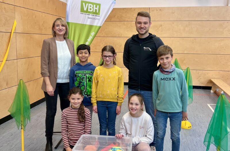 Kleine Sportler der Grundschule "An der Elster" erhalten von VBH eine Sportmaterialkiste