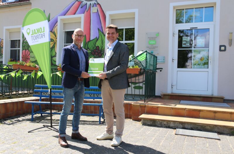 VBH-Geschäftsführer Wolf-Thomas Hendrich übergibt den neuen Partnerschaftsvertrag an CSB-Geschäftsführer Marko Klimann