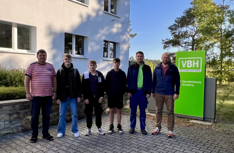 Schüler der Oberschule Hoyerswerda mit Verantwortlichen des Bereiches Betrieb vor dem Verwaltungsgebäude im Industriegelände