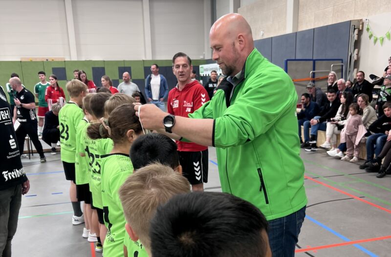 Kinder, die bei der VBH-Handball-Grundschulliga teilgenommen haben, werden beglückwünscht