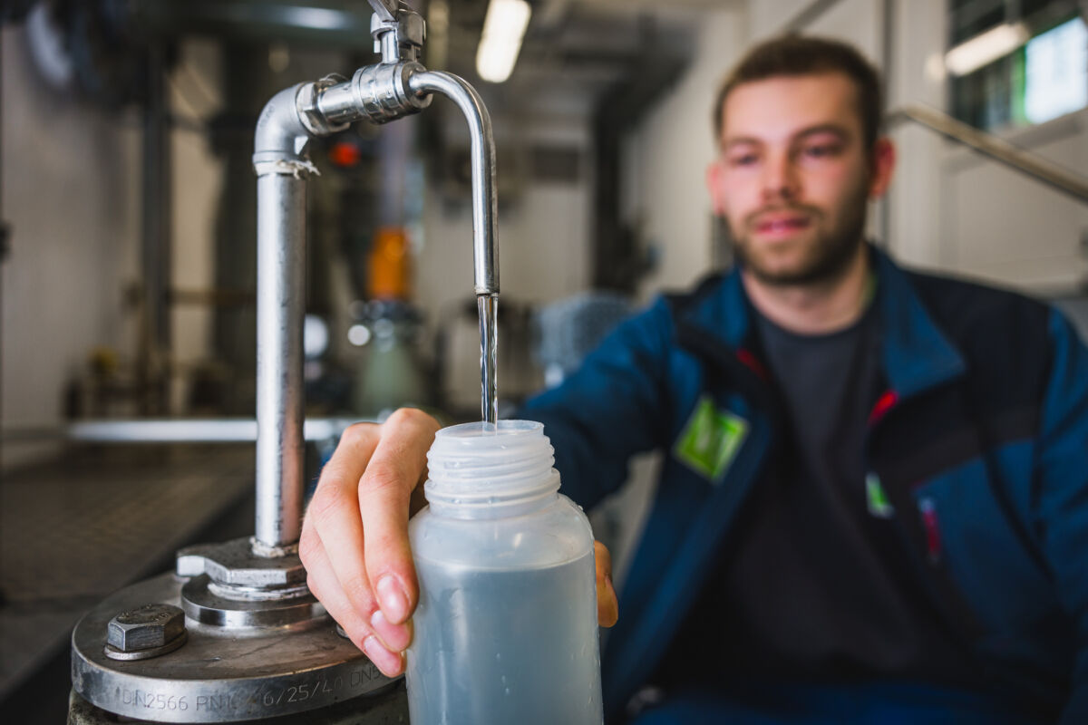 Ein Azubi der VBH füllt frisches Trinkwasser im Wasserwerk Zeißig ab.