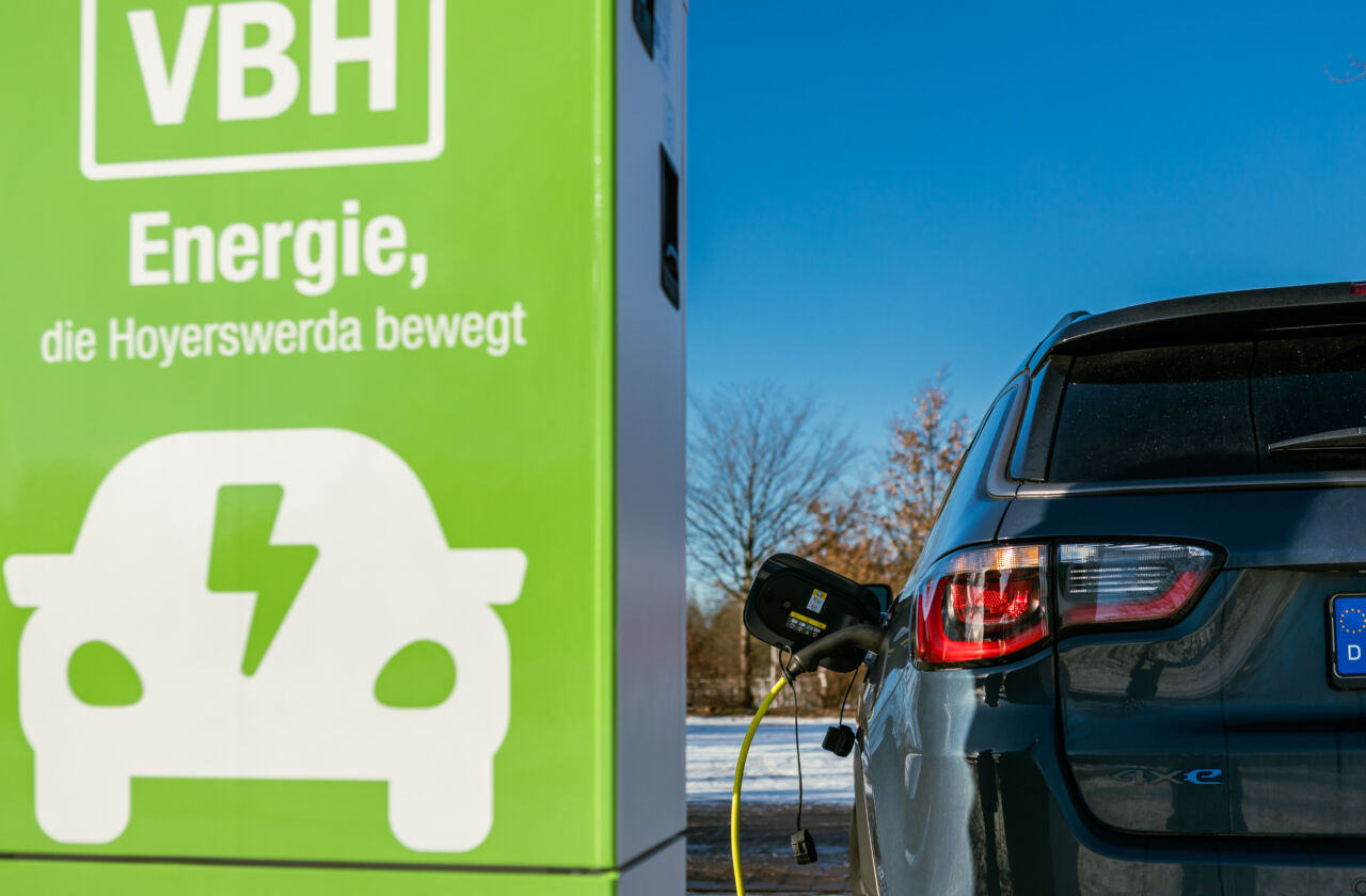 Ein Fahrzeug lädt an einer VBH Ladesäule