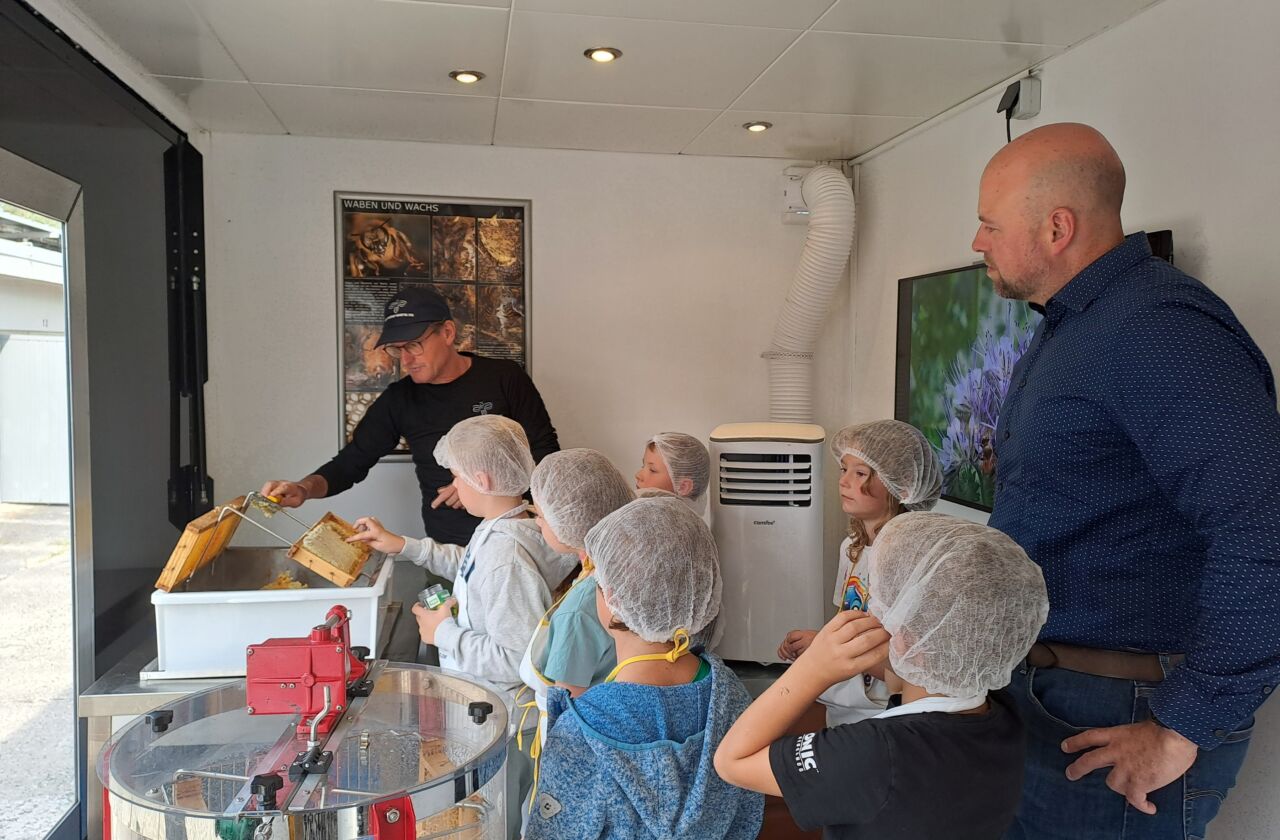 Grundschulkinder erleben die Honigherstellung hautnah