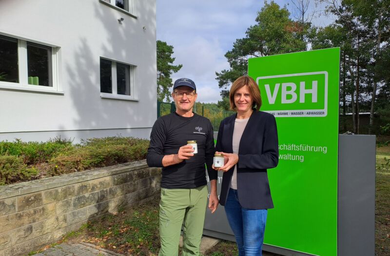 Jens Ebert von der Firmenbiene übergibt den VBH-Honig 2025 an Dana Borkmann, Prokuristin bei VBH.