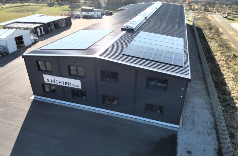 Photovoltaikanlage auf der Werkhalle der S. Richter GmbH
