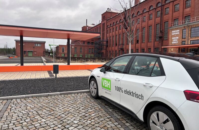 VBH-Auto vor der Energiefabrik Knappenrode