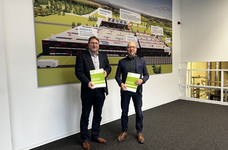 Yados-Geschäftsführer Frank Stiehler (l.) und VBH-Geschäftsführer Wolf-Thomas Hendrich (r.) freuen sich über die Fortsetzung der gemeinsamen Partnerschaft