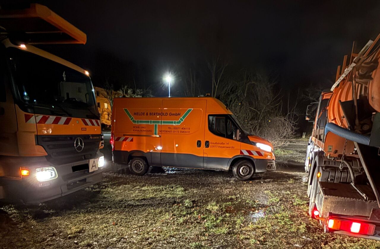 Fahrzeugflotte der Firma Melde & Berthold GmbH im Noteinsatz im Schmutzwasserpumpwerk Am Bahndamm in der Hoyerswerdaer Altstadt