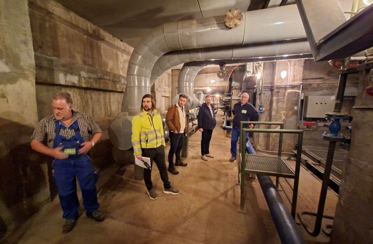 Besichtigung einer unterirdischen Fernwärmeleitung