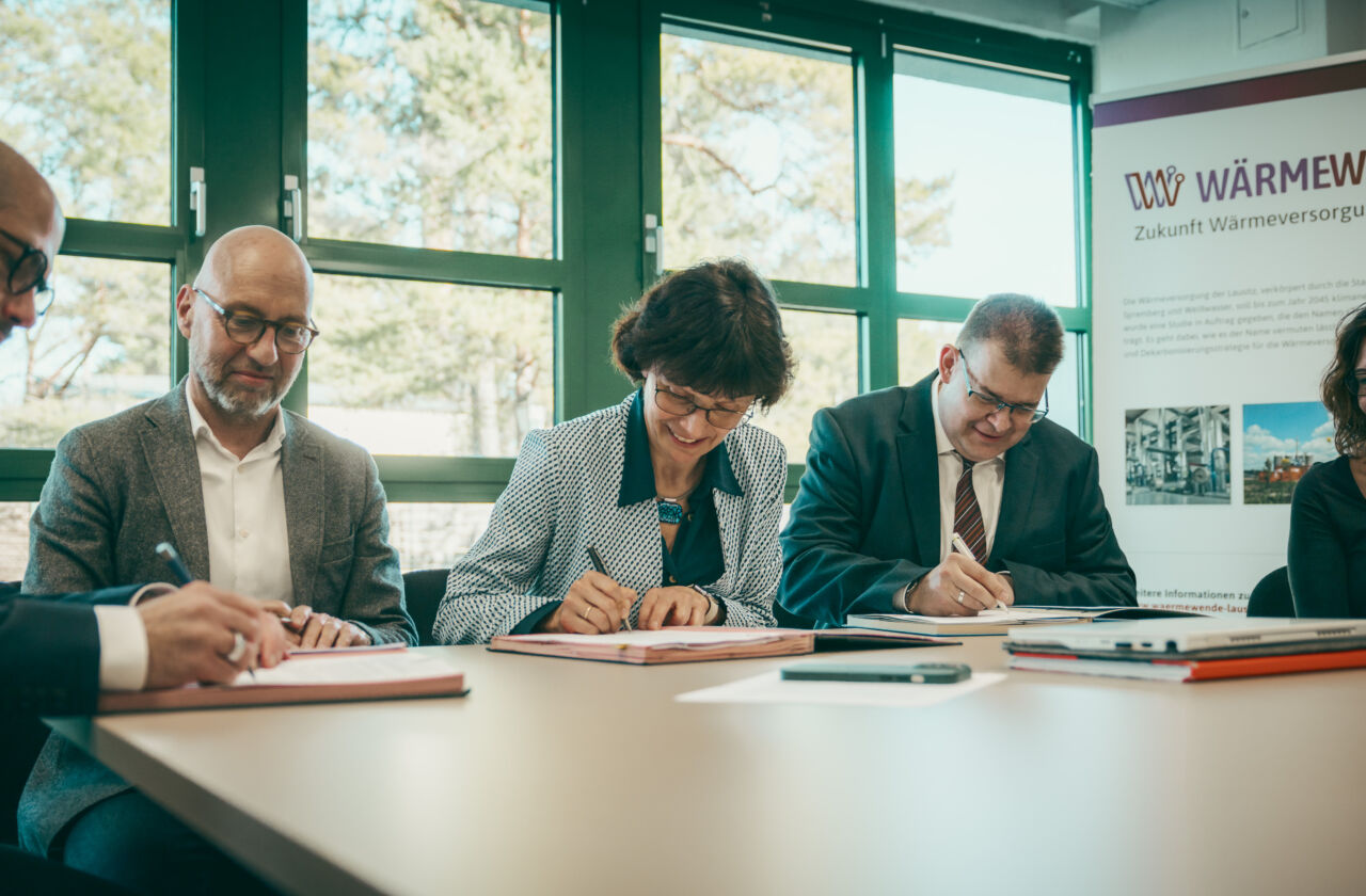 Die Geschäftsführer der Stadtwerke Hoyerswerda, Weißwasser und Spremberg unterzeichnen einen Vertrag.