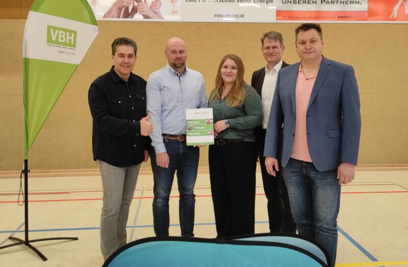 VBH, Lausitzbad und SWH überreichen den Sponsoringvertrag ans Léon-Foucault-Gymnasium.